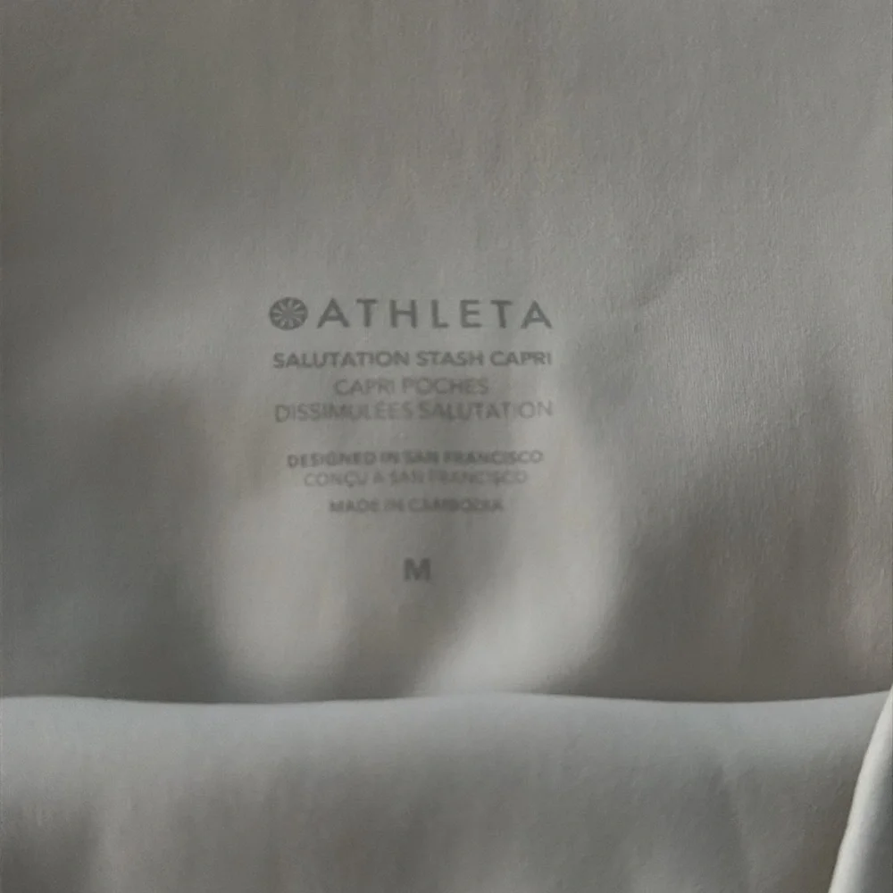 Athleta Salutation Stash High Rise Capri Legging size m - Picture 3 of 5